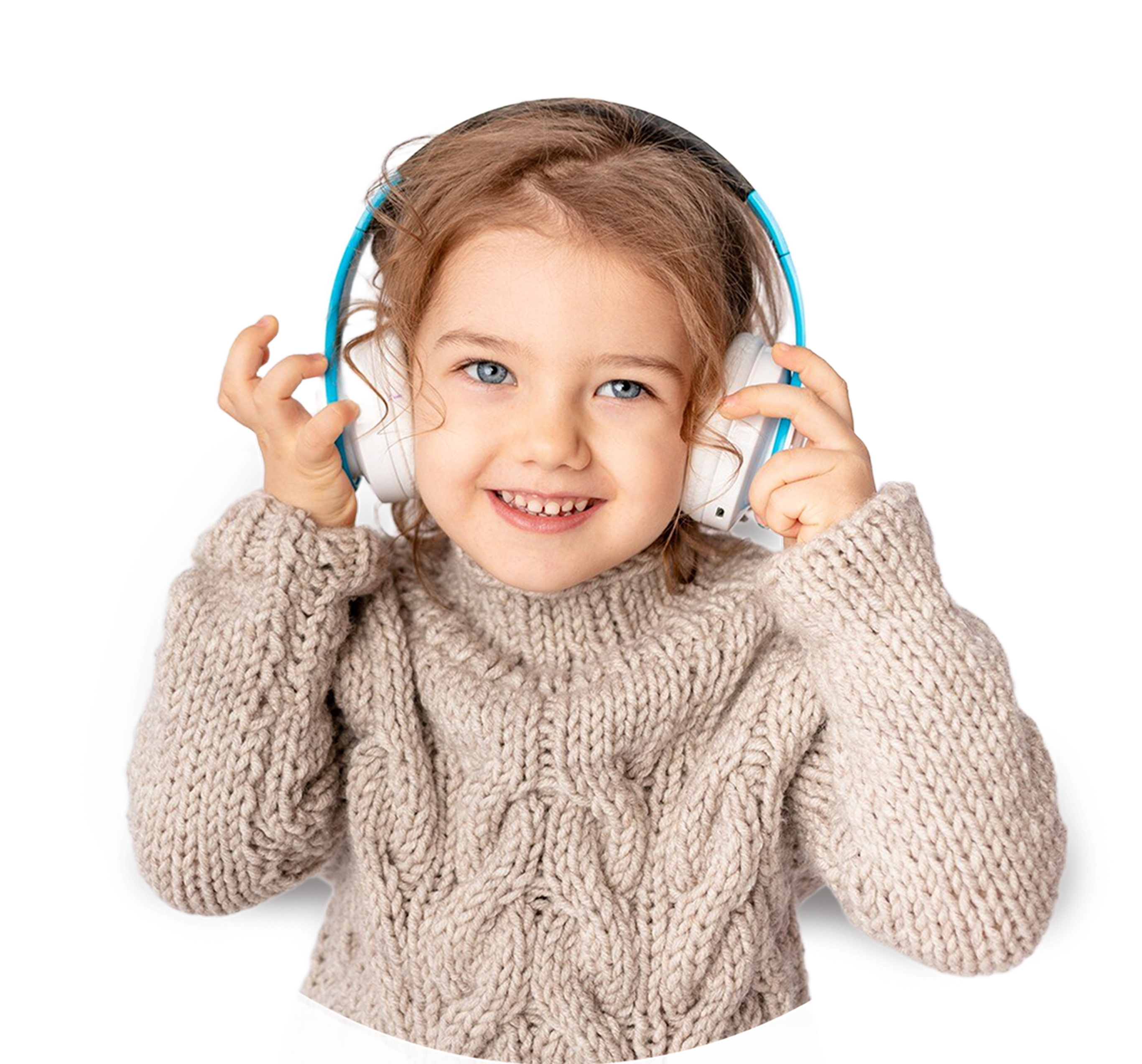 mala-dziewczynka-ze-sluchawkami-na-bialym-tle-sluchajaca-muzyki-i-cieszaca-sie-przestrzenia-na-tekst 1